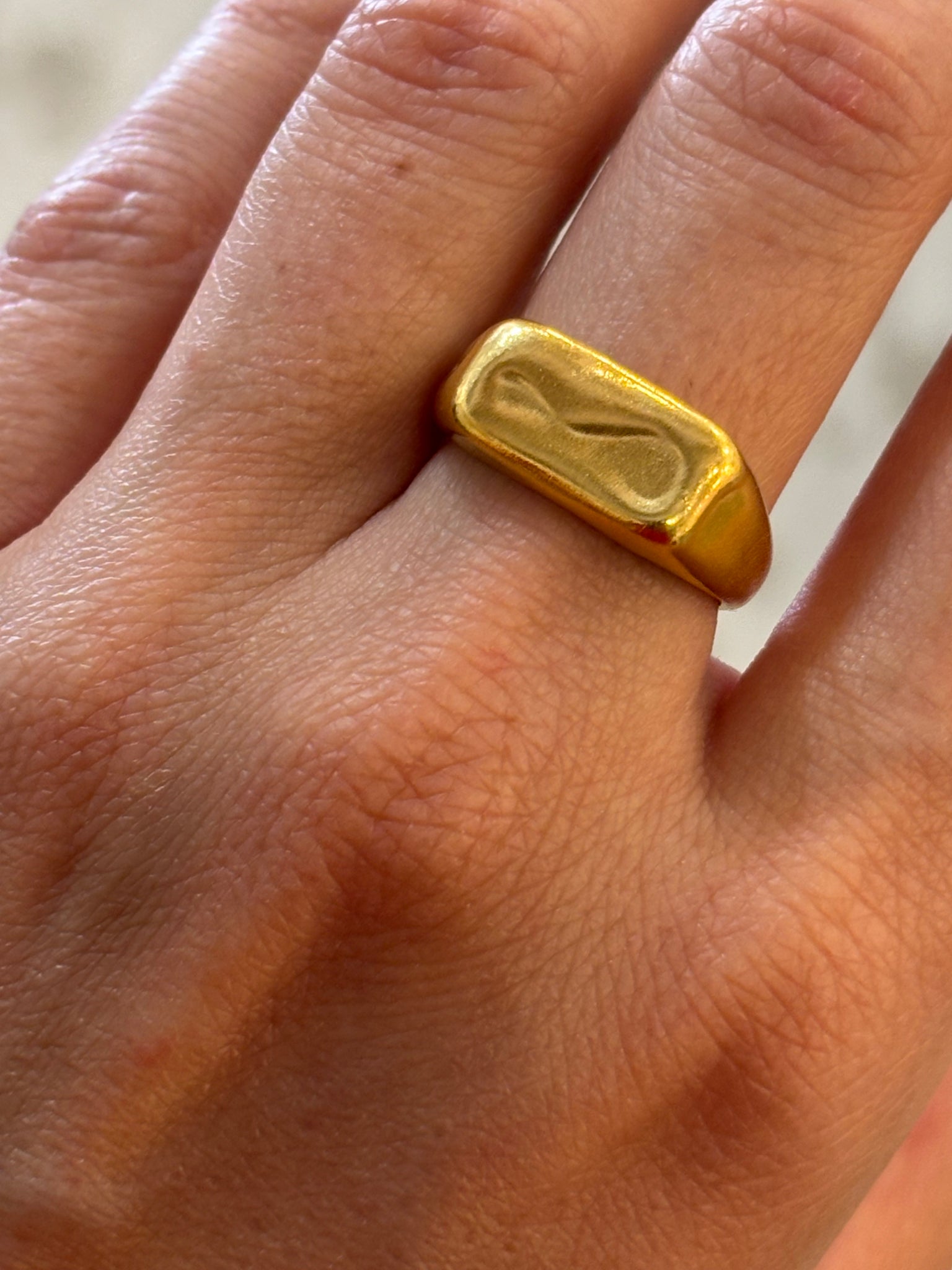 Anillo sello de plata de ley Melted Signet II chapado en oro, hecho a mano en Valencia