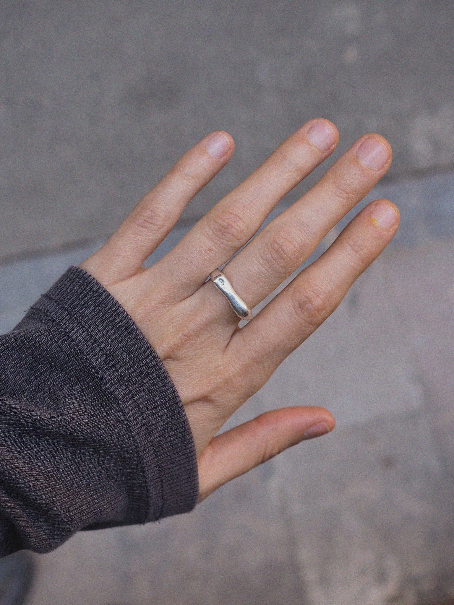 Anillo sello de plata de ley Melted Signet I, hecho a mano en València