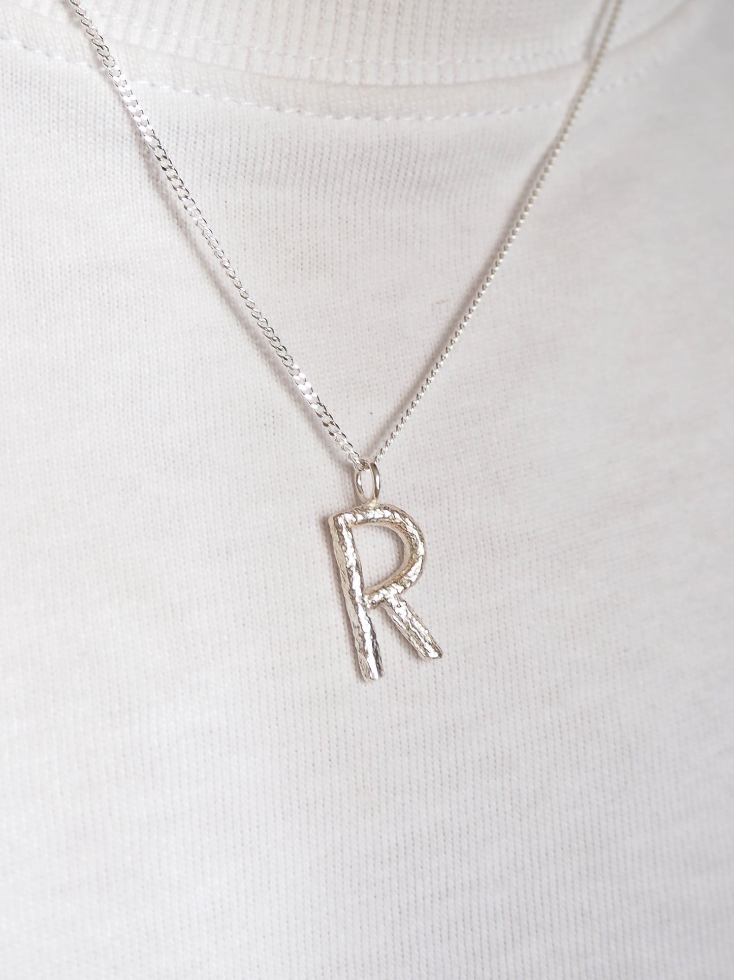 Collar con iniciales Las Letras, hecho con plata de ley a mano en Valencia
