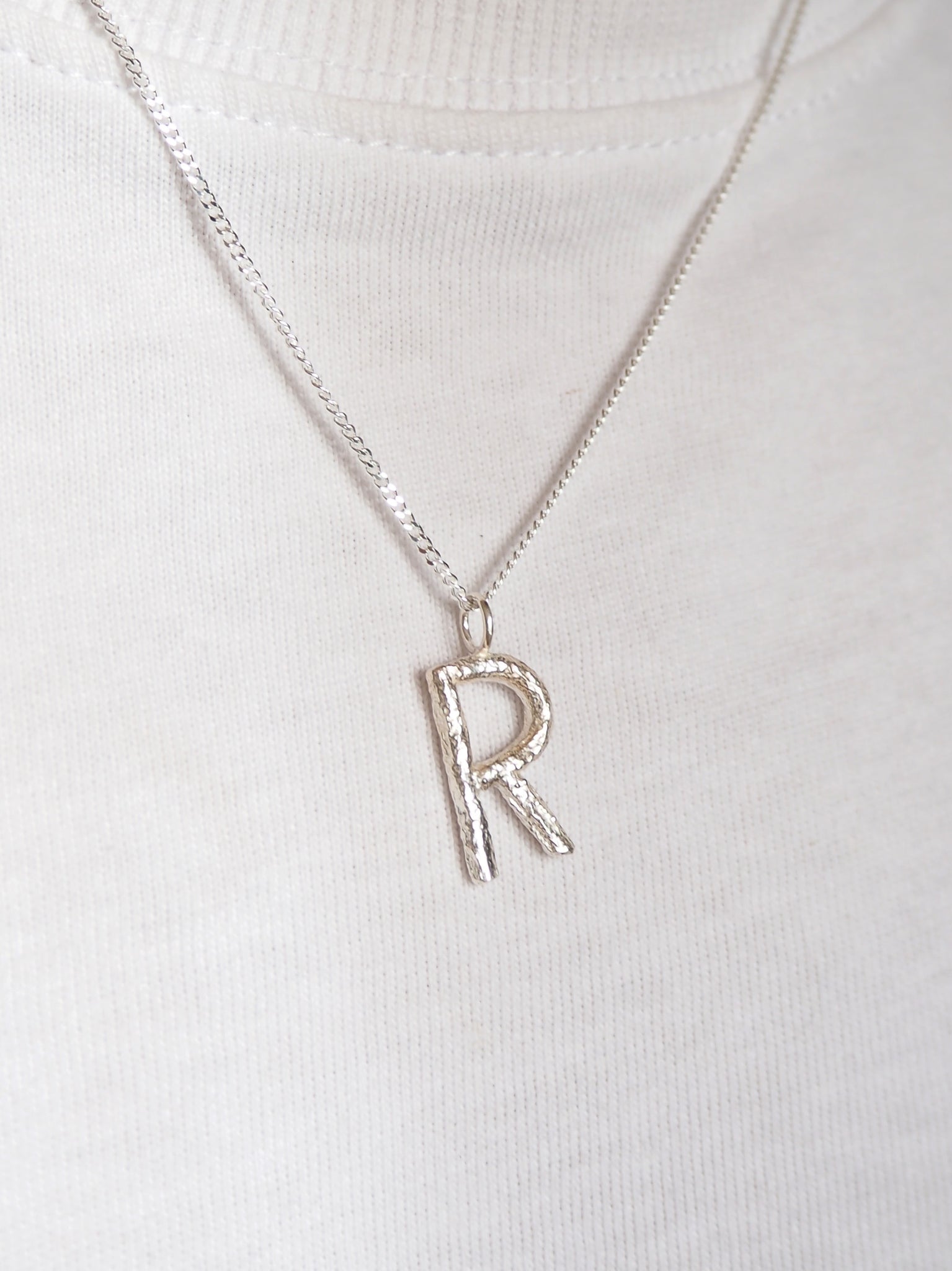 Collar con iniciales Las Letras, hecho con plata de ley a mano en Valencia