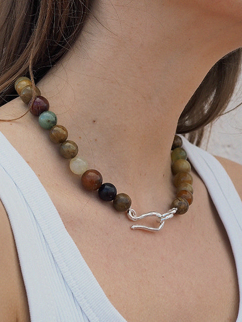 Collar con piedras naturales, hecho a mano en Valencia