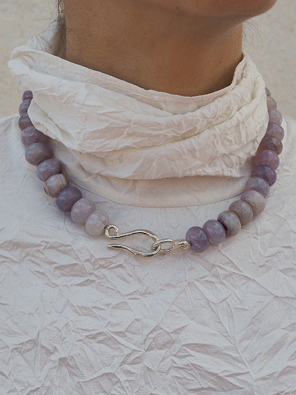 Collar con piedras naturales, hecho a mano en Valencia