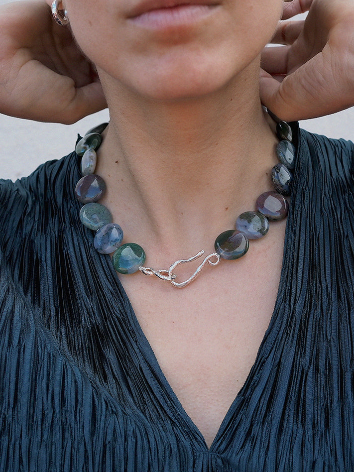 Collar con piedras naturales, hecho a mano en Valencia