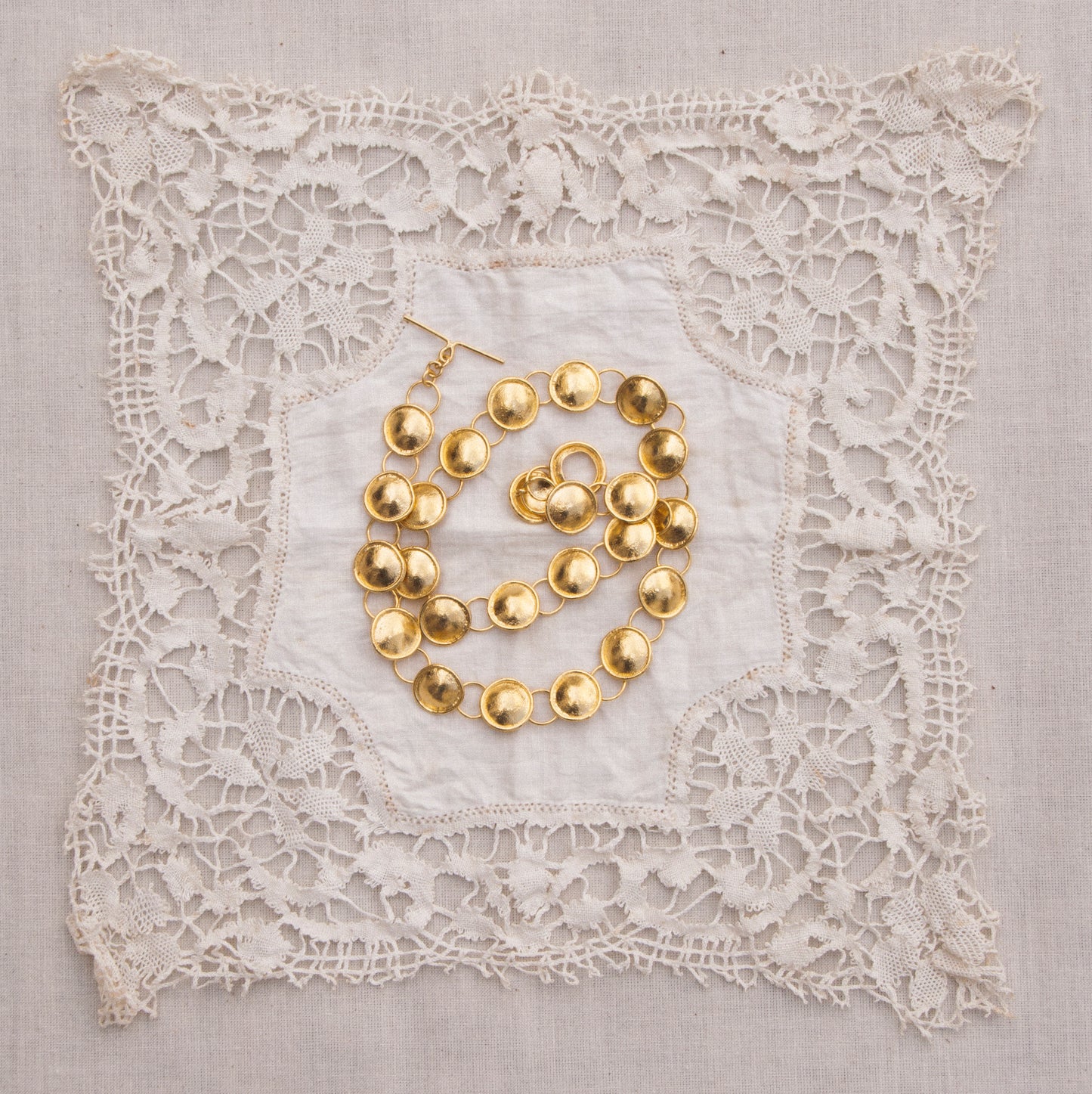 Collar dorado Adara, hecho a mano en Valencia