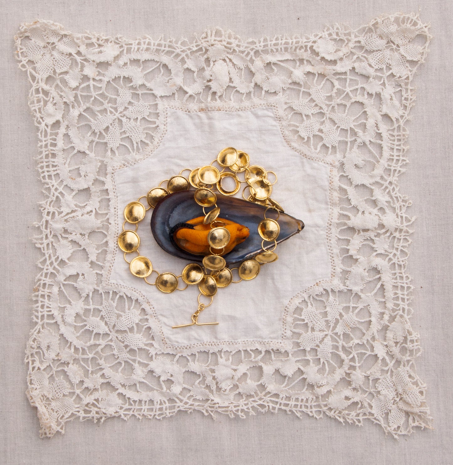 Collar dorado Meteoritos, hecho a mano en Valencia