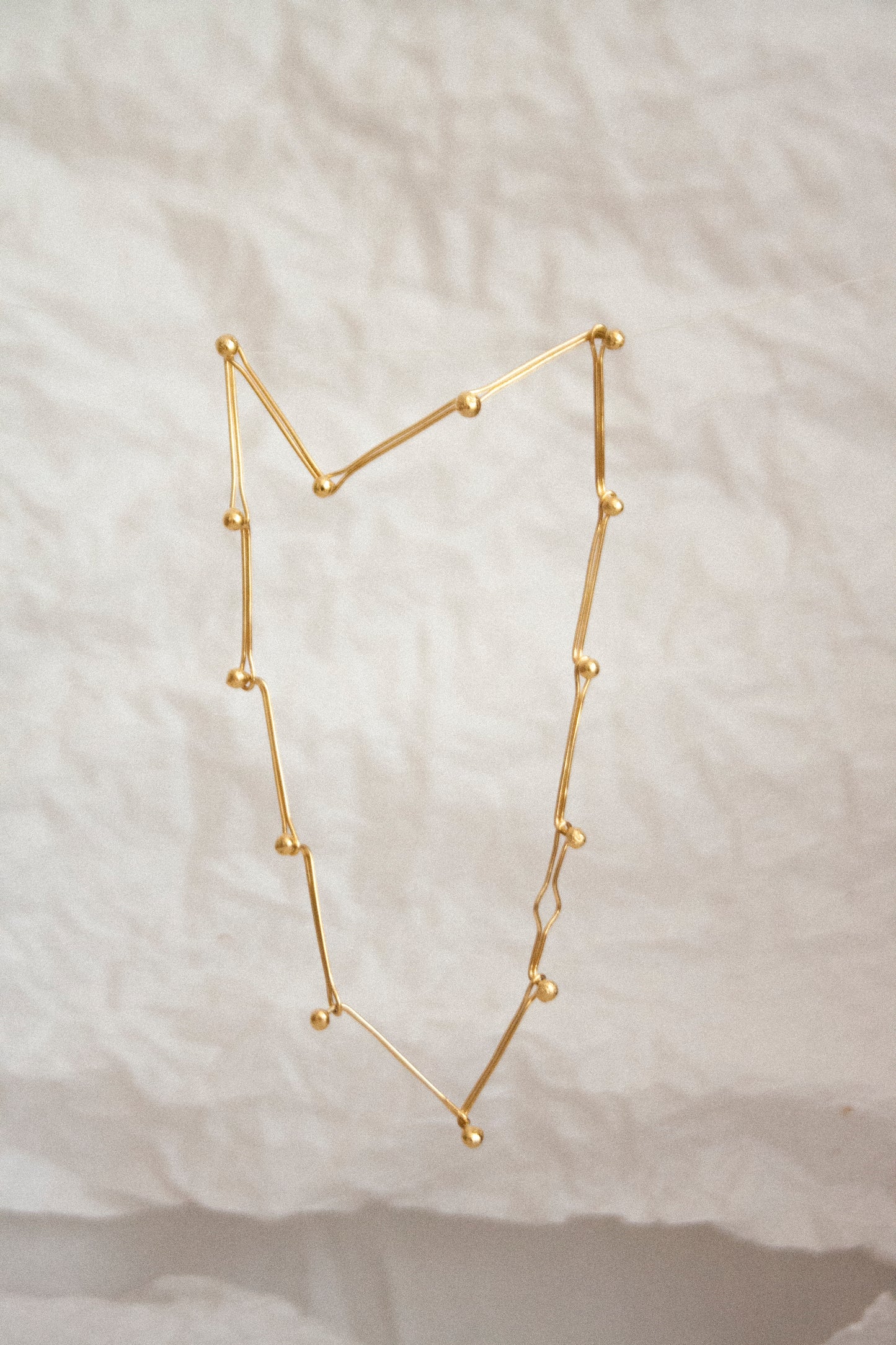 Collar dorado Meteoritos, hecho a mano en Valencia