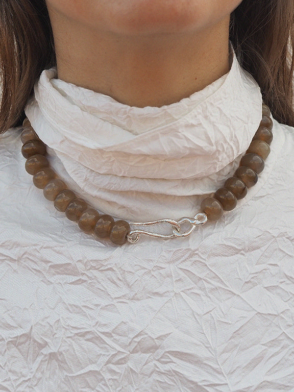 Collar con piedras naturales, hecho a mano en Valencia