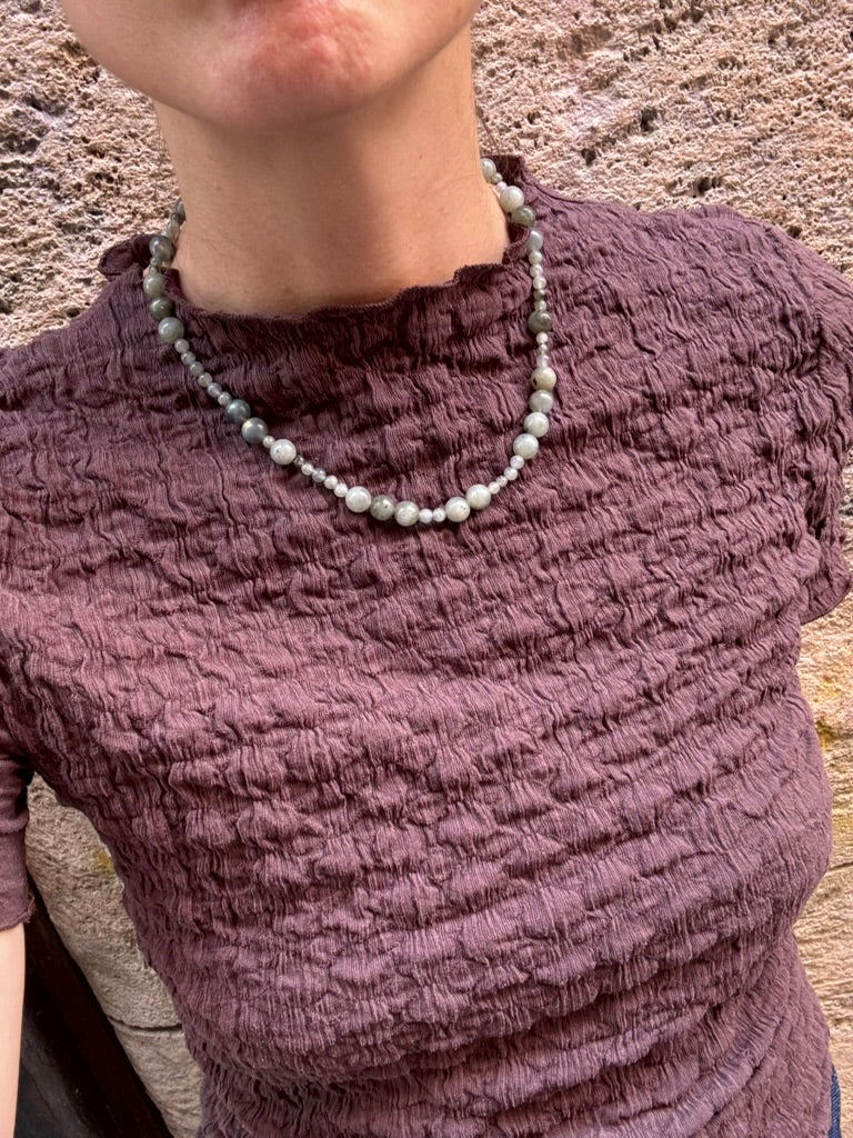 Collar veraniego con piedras naturales, hecho a mano en Valencia
