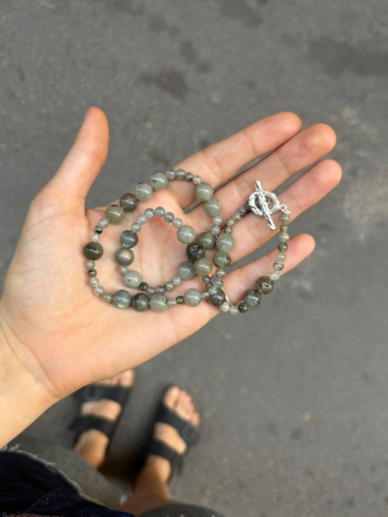 Collar veraniego con piedras naturales, hecho a mano en Valencia