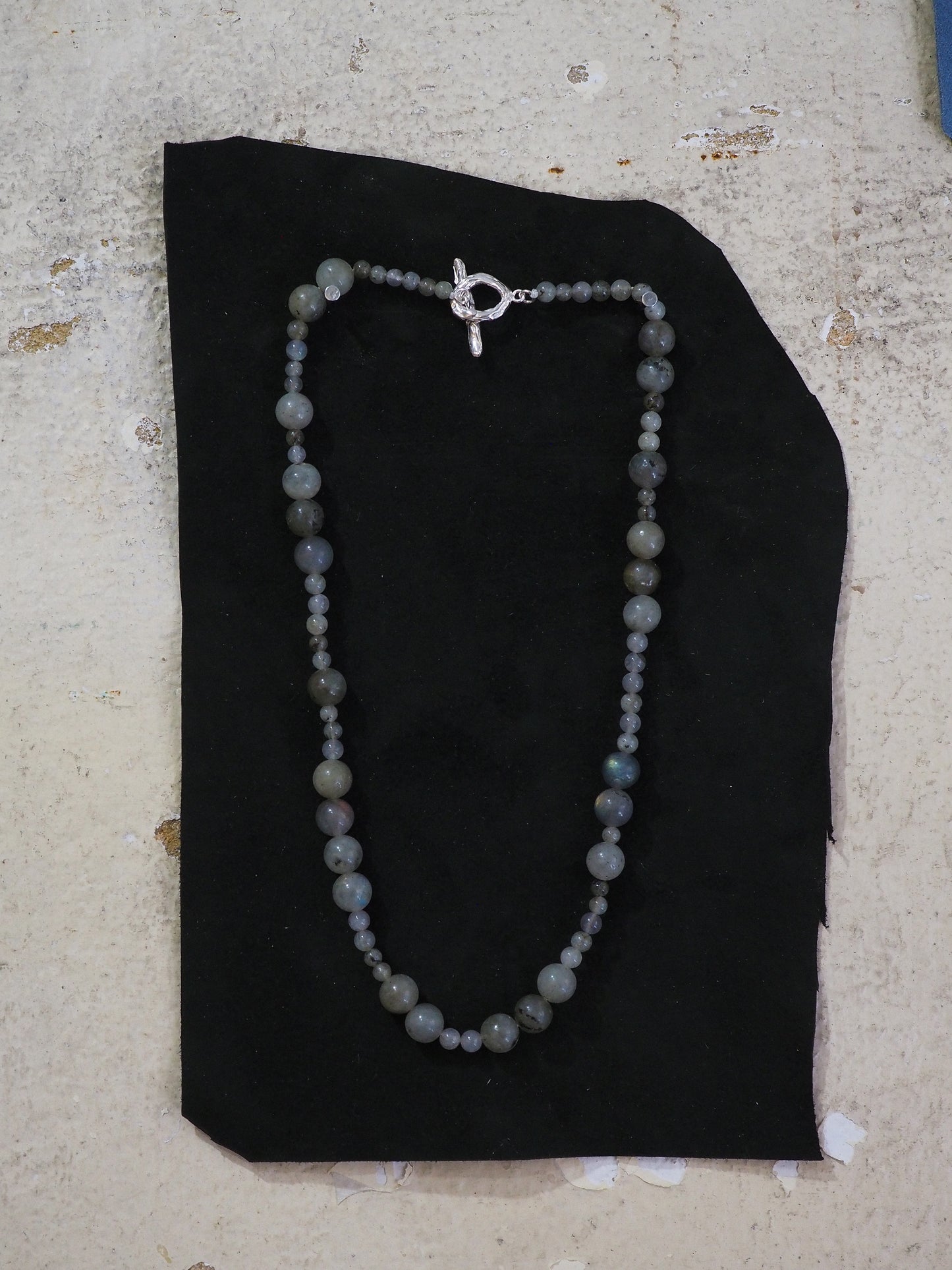 Collar veraniego con piedras naturales, hecho a mano en Valencia