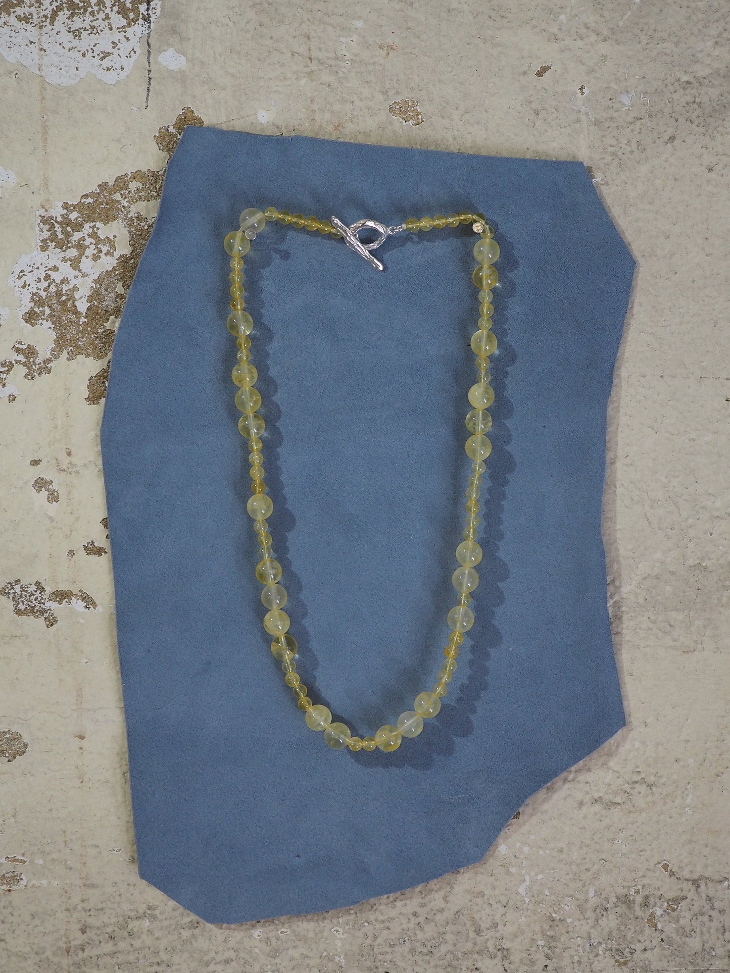 Collar veraniego con piedras naturales, hecho a mano en Valencia
