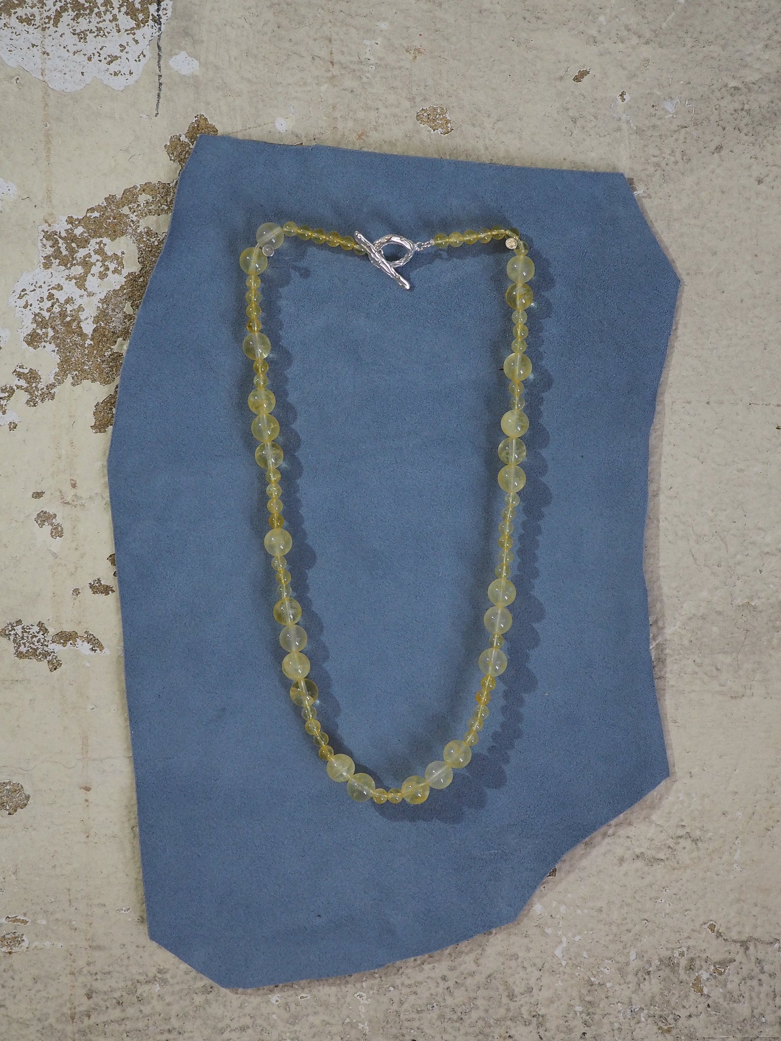 Collar veraniego con piedras naturales, hecho a mano en Valencia