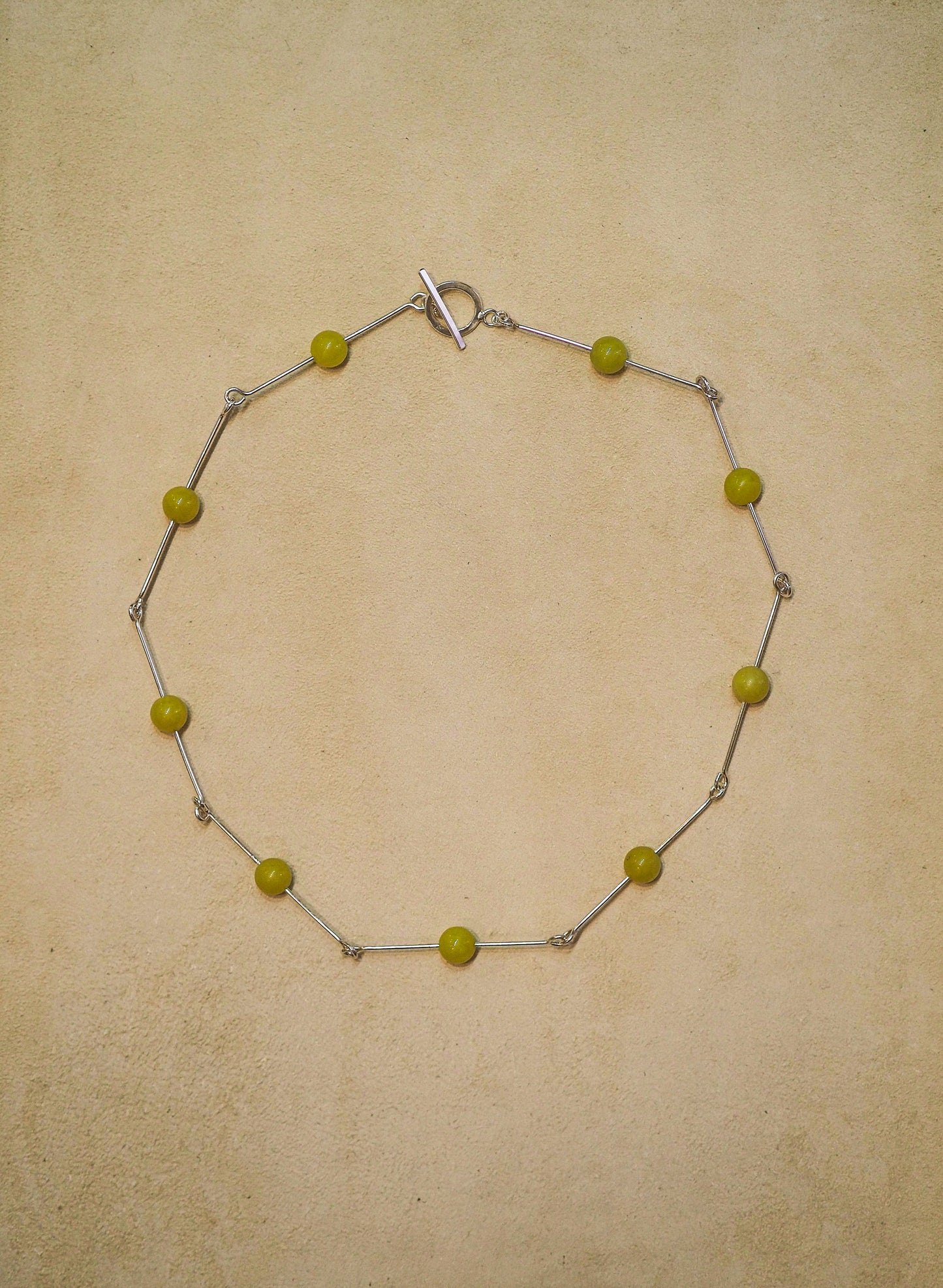 Collar con piedras naturales, perfecto para llevar en verano, hecho a mano en Valencia