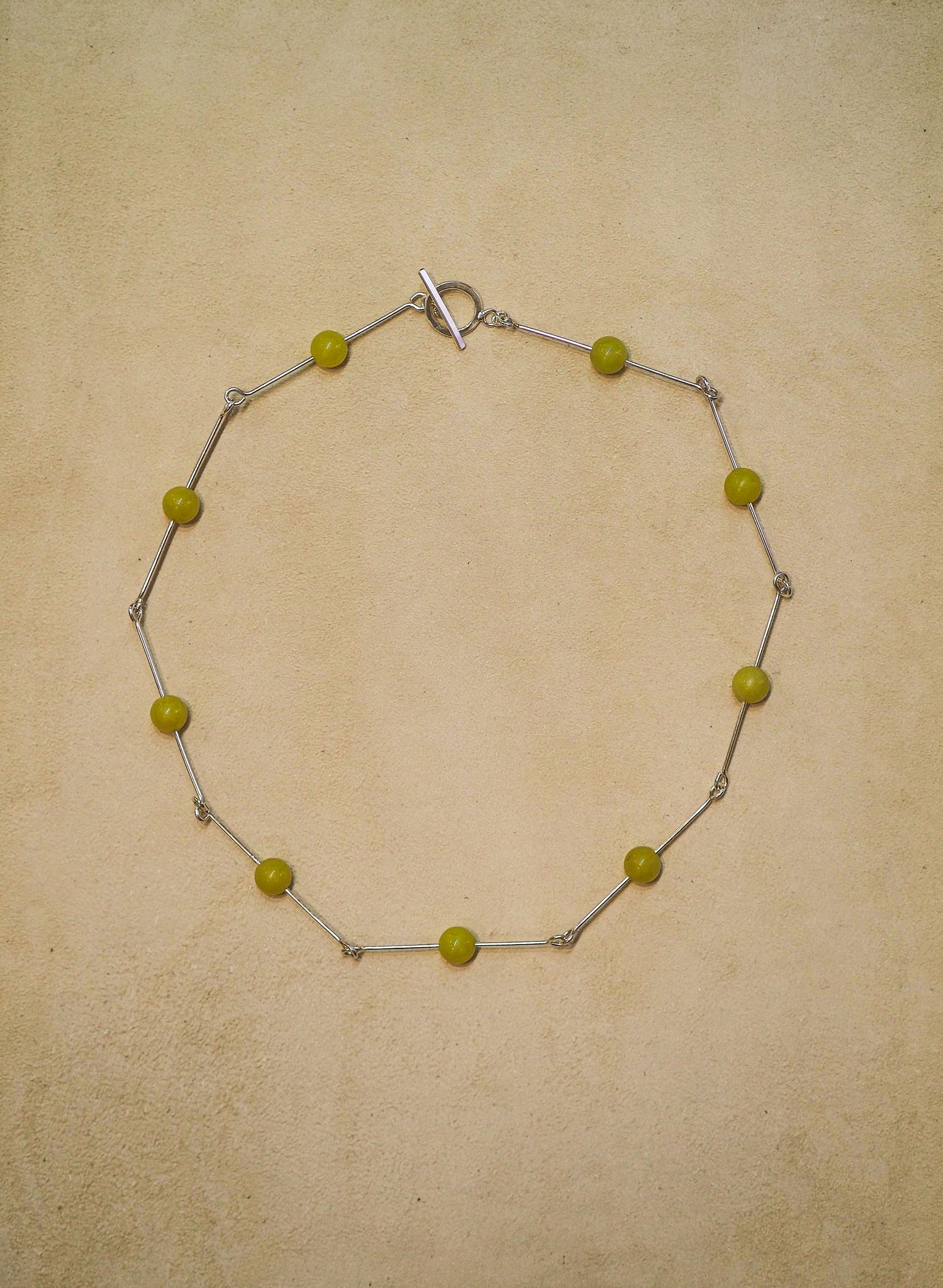 Collar con piedras naturales, perfecto para llevar en verano, hecho a mano en Valencia