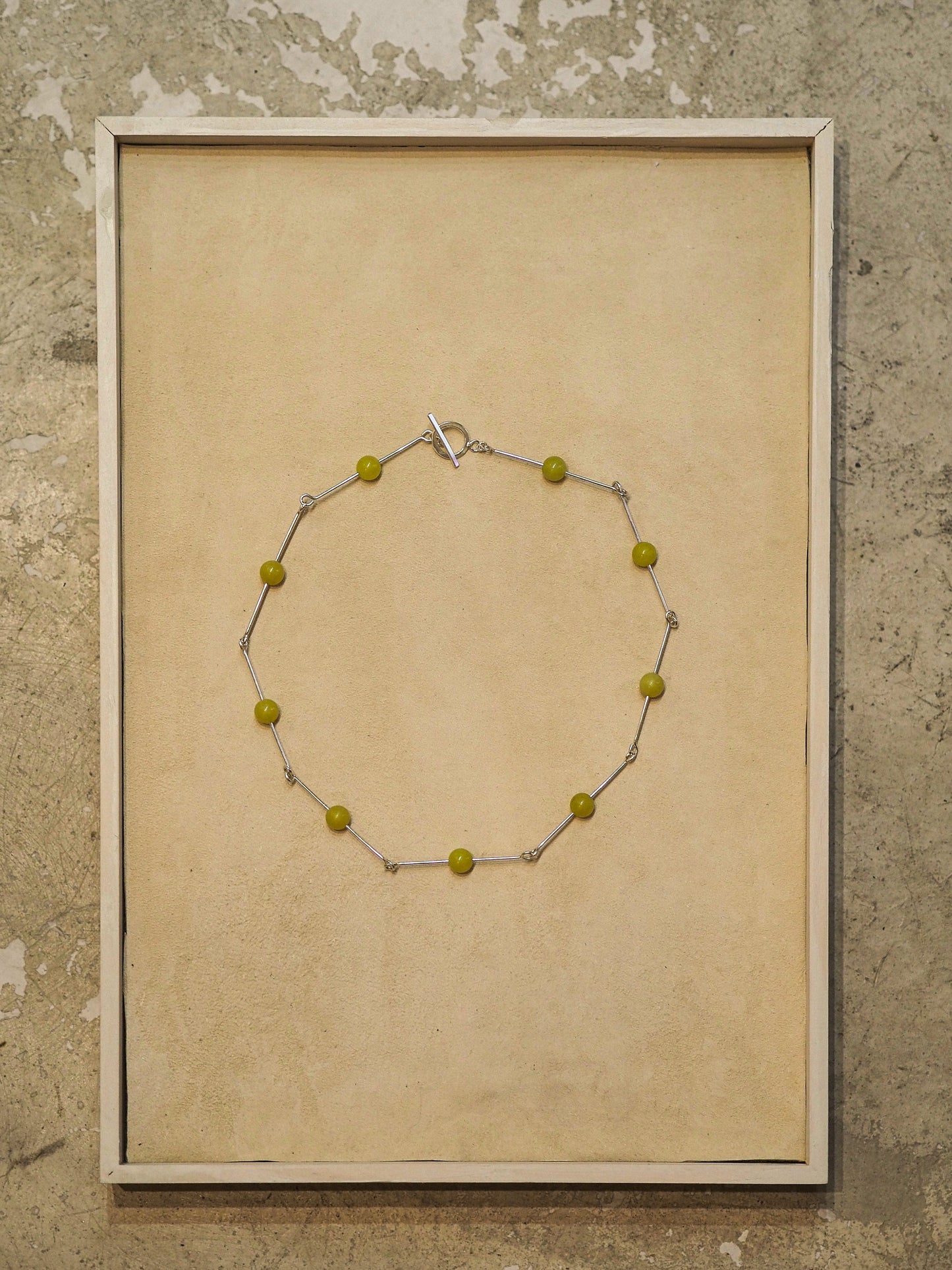 Collar con piedras naturales, perfecto para llevar en verano, hecho a mano en Valencia