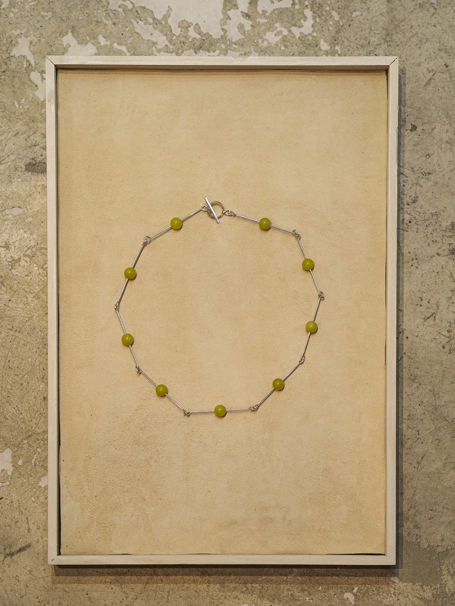 Collar con piedras naturales, perfecto para llevar en verano, hecho a mano en Valencia