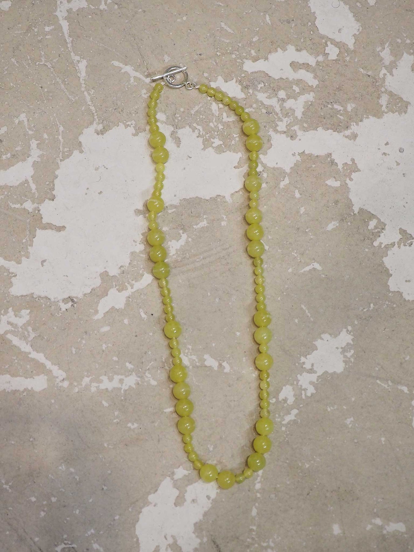 Collar con piedras naturales, perfecto para llevar en verano, hecho a mano en Valencia
