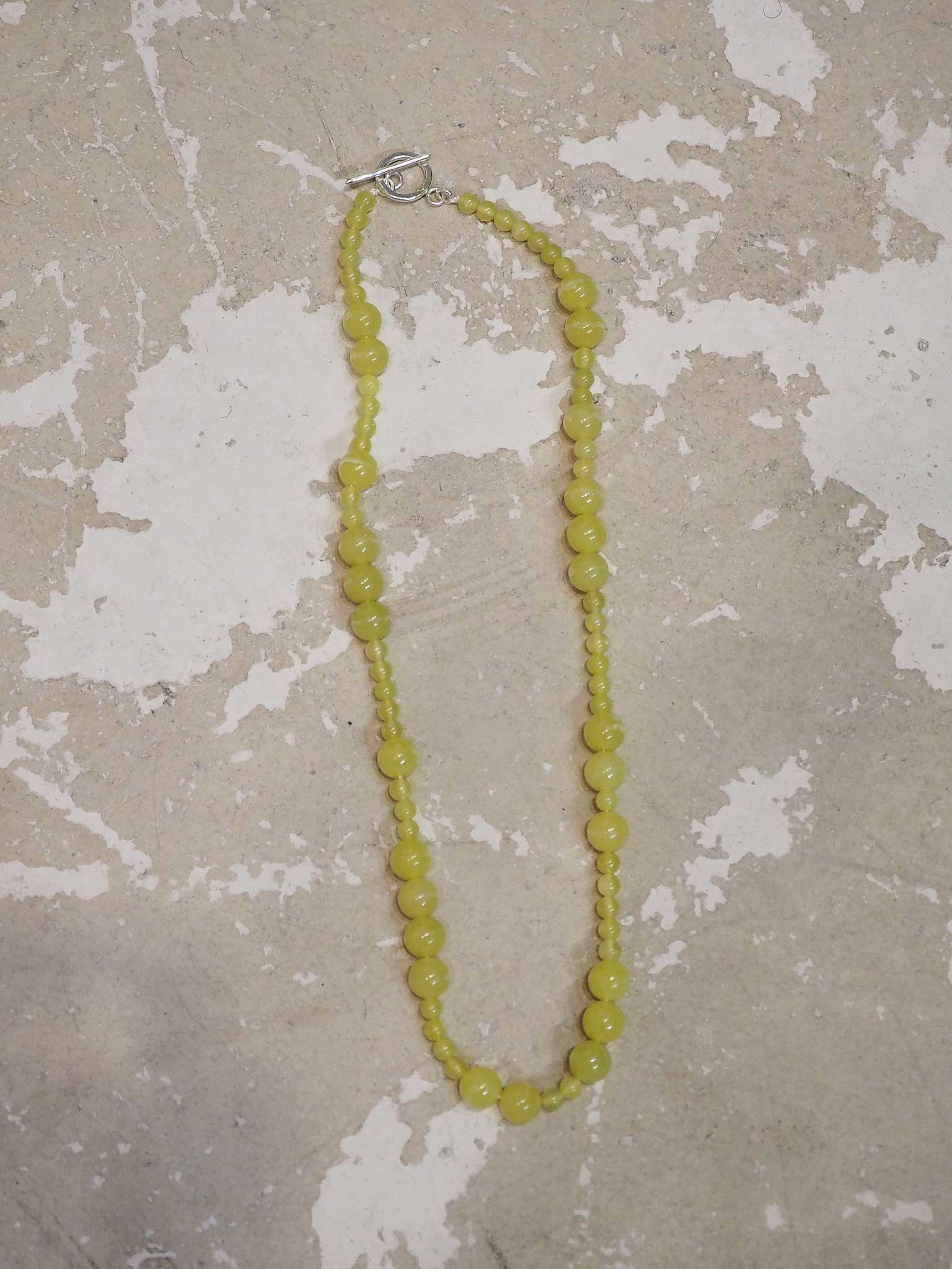 Collar con piedras naturales, perfecto para llevar en verano, hecho a mano en Valencia