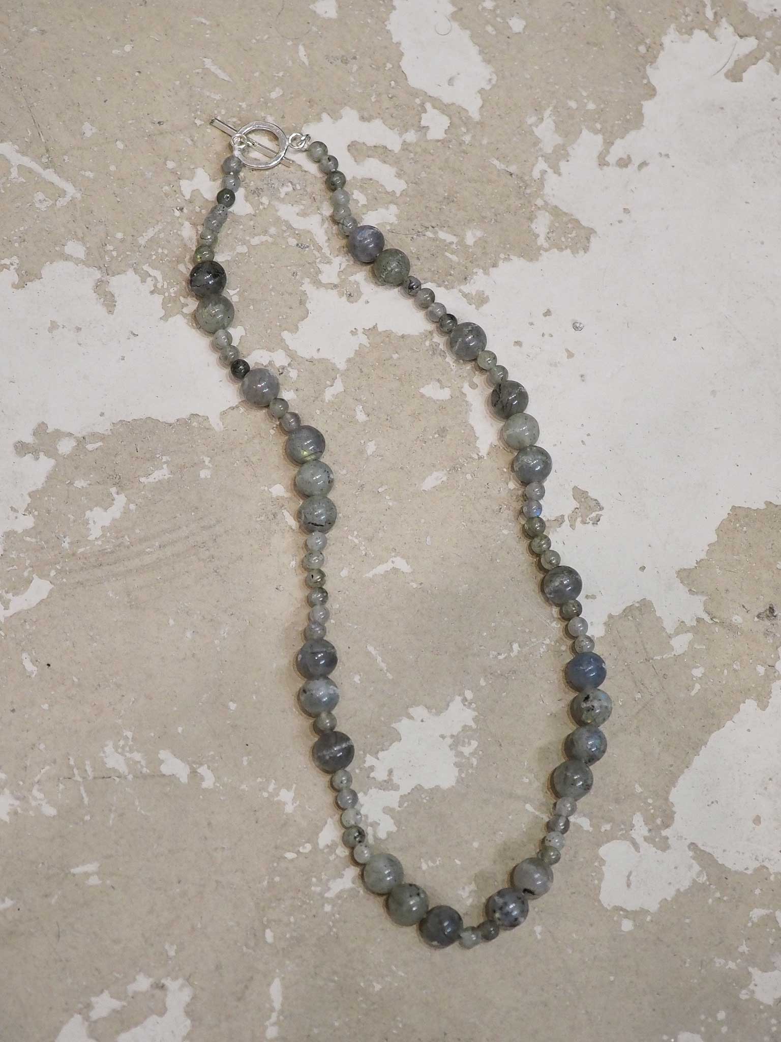 Collar con piedras naturales, perfecto para llevar en verano, hecho a mano en Valencia