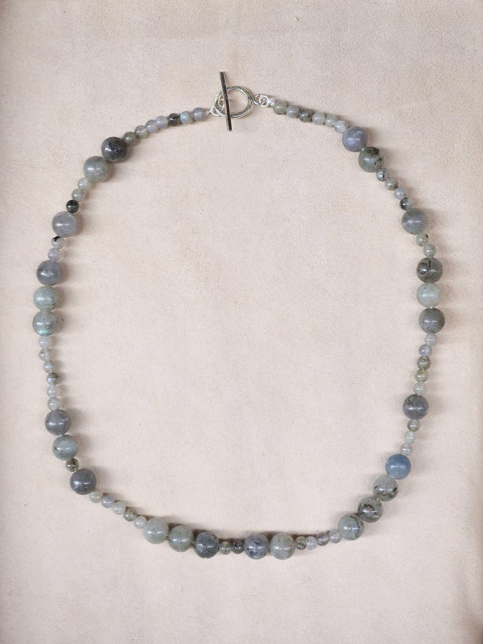 Collar con piedras naturales, perfecto para llevar en verano, hecho a mano en Valencia