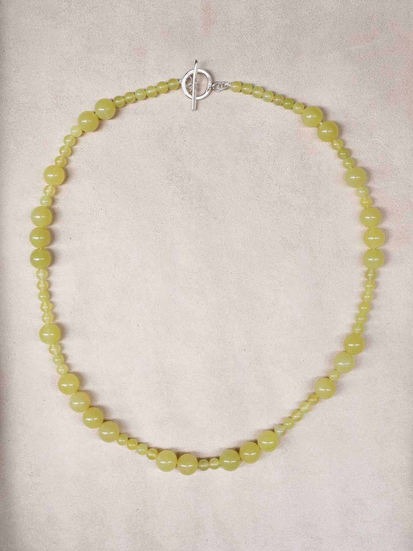 Collar con piedras naturales, perfecto para llevar en verano, hecho a mano en Valencia