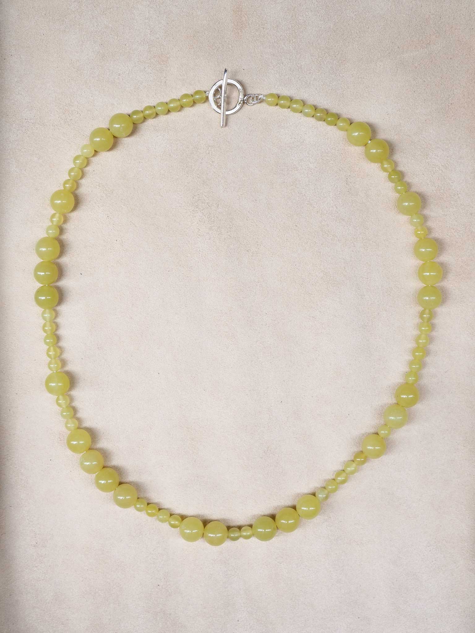 Collar con piedras naturales, perfecto para llevar en verano, hecho a mano en Valencia