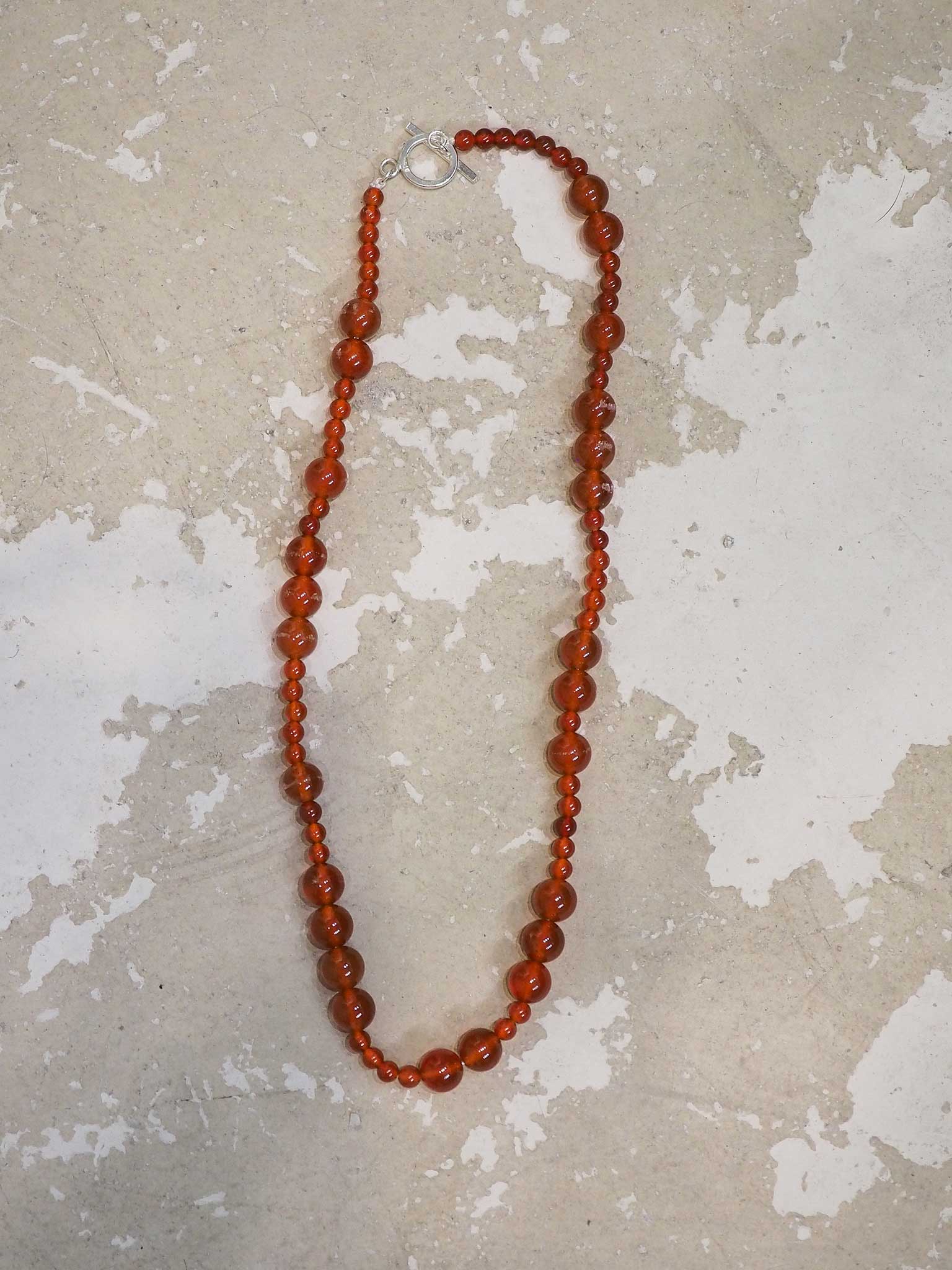 Collar con piedras naturales, perfecto para llevar en verano, hecho a mano en Valencia