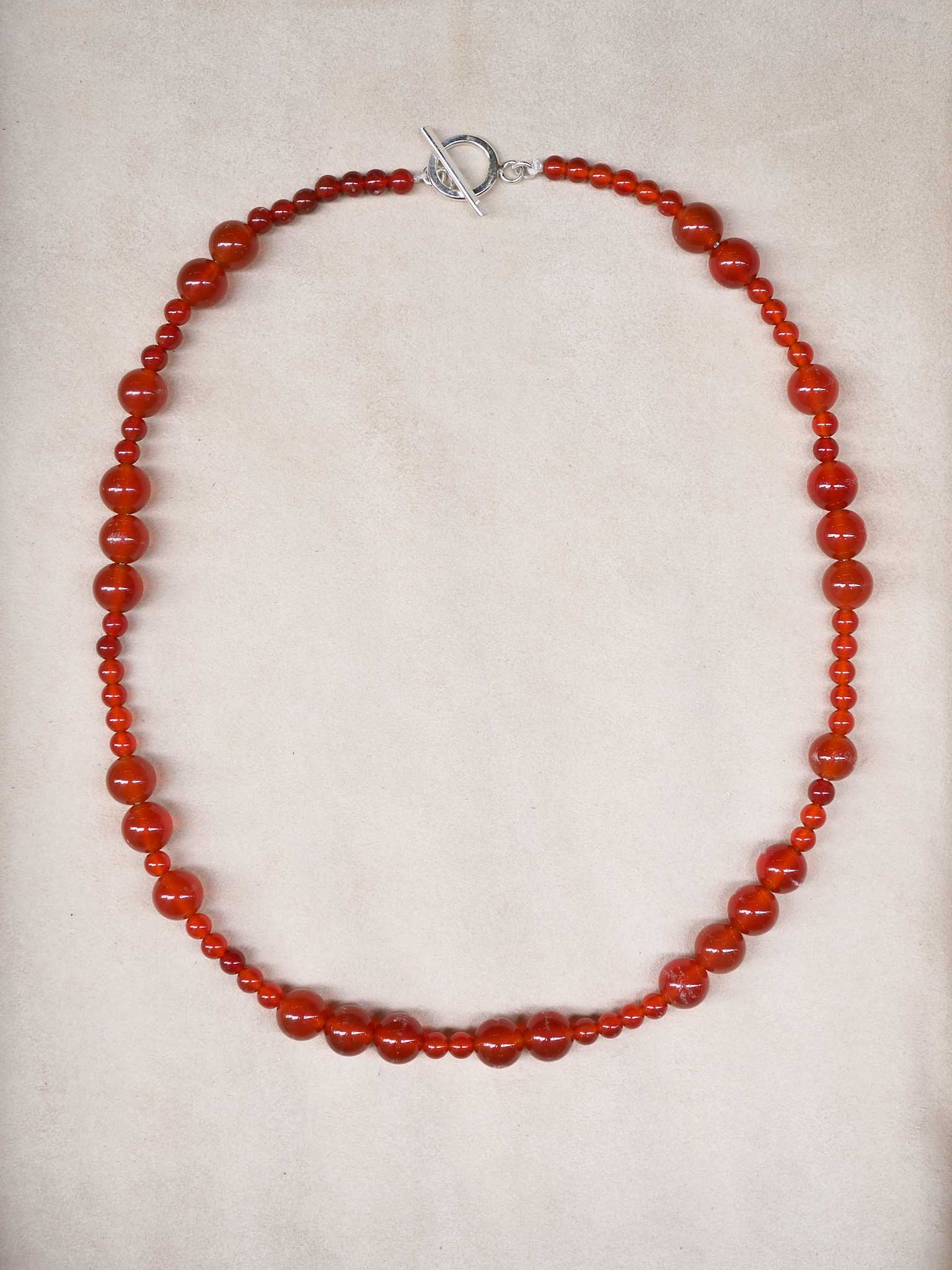 Collar con piedras naturales, perfecto para llevar en verano, hecho a mano en Valencia