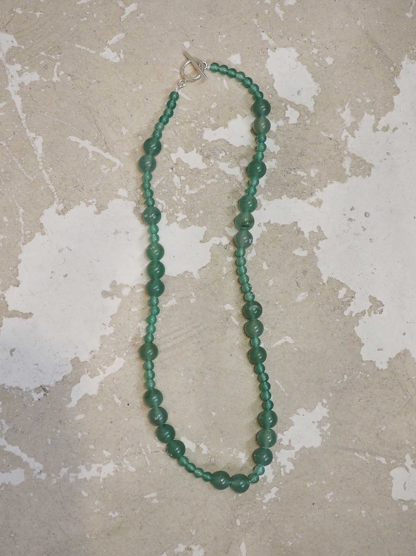 Collar con piedras naturales, perfecto para llevar en verano, hecho a mano en Valencia