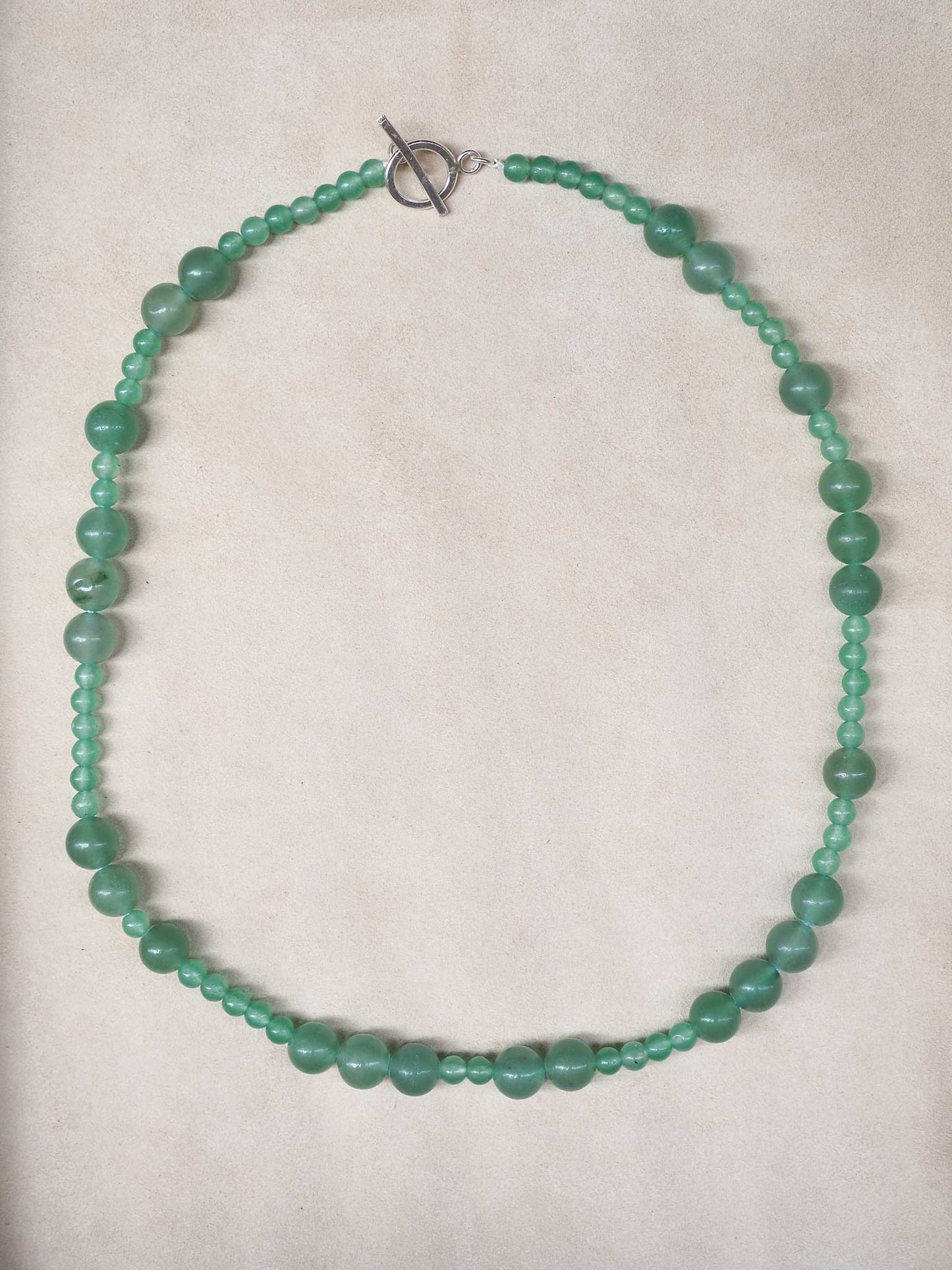 Collar con piedras naturales, perfecto para llevar en verano, hecho a mano en Valencia