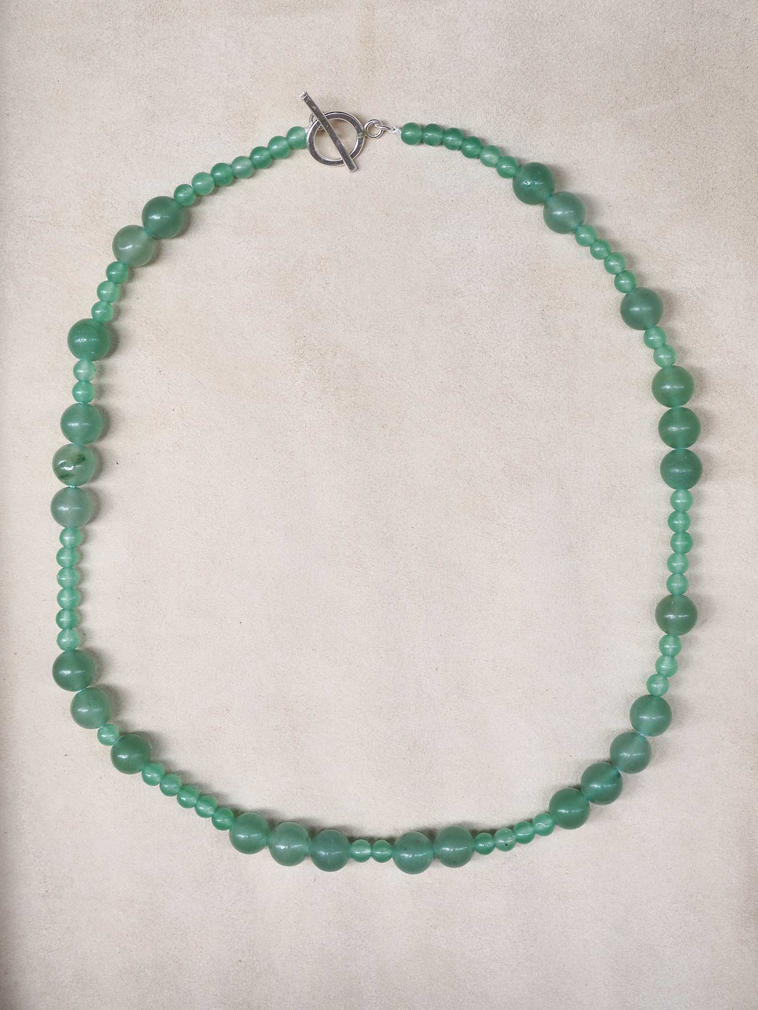 Collar con piedras naturales, perfecto para llevar en verano, hecho a mano en Valencia