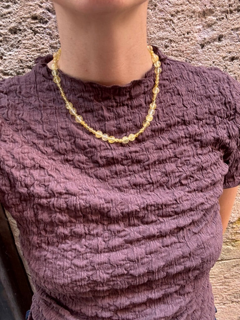 Collar veraniego con piedras naturales, hecho a mano en Valencia