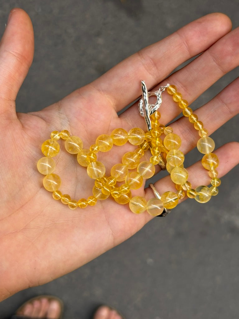 Collar veraniego con piedras naturales, hecho a mano en Valencia