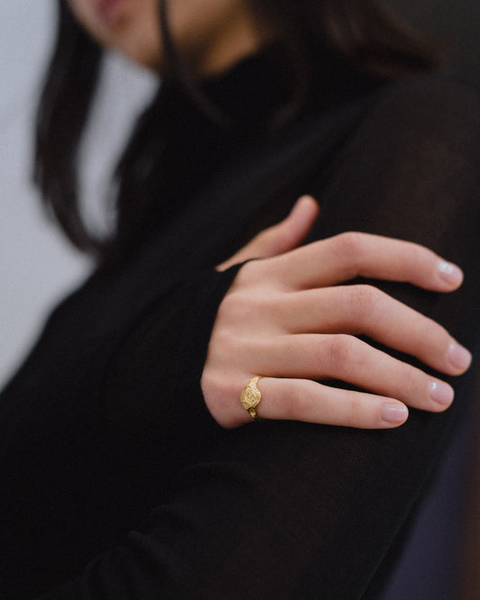 Anillo Ona dorado, hecho a mano en València
