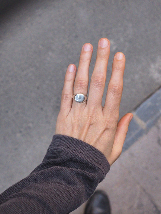 Anillo sello en plata Melted Signet O, hecho a mano en València